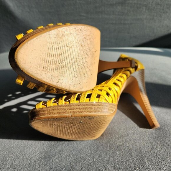 Vintage y2k DOLLHOUSE Yellow Basket Weave Cage Pumps with Wooden Heel. Size 7. - Picture 4 of 5